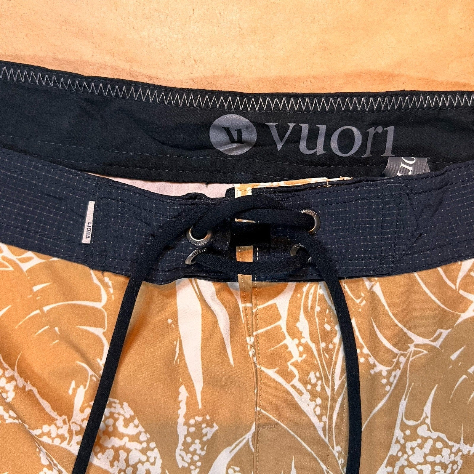Vuori Cruise Board Shorts Mens 36 Yellow Floral Leaf Beach Boat Surf Swim Vacay