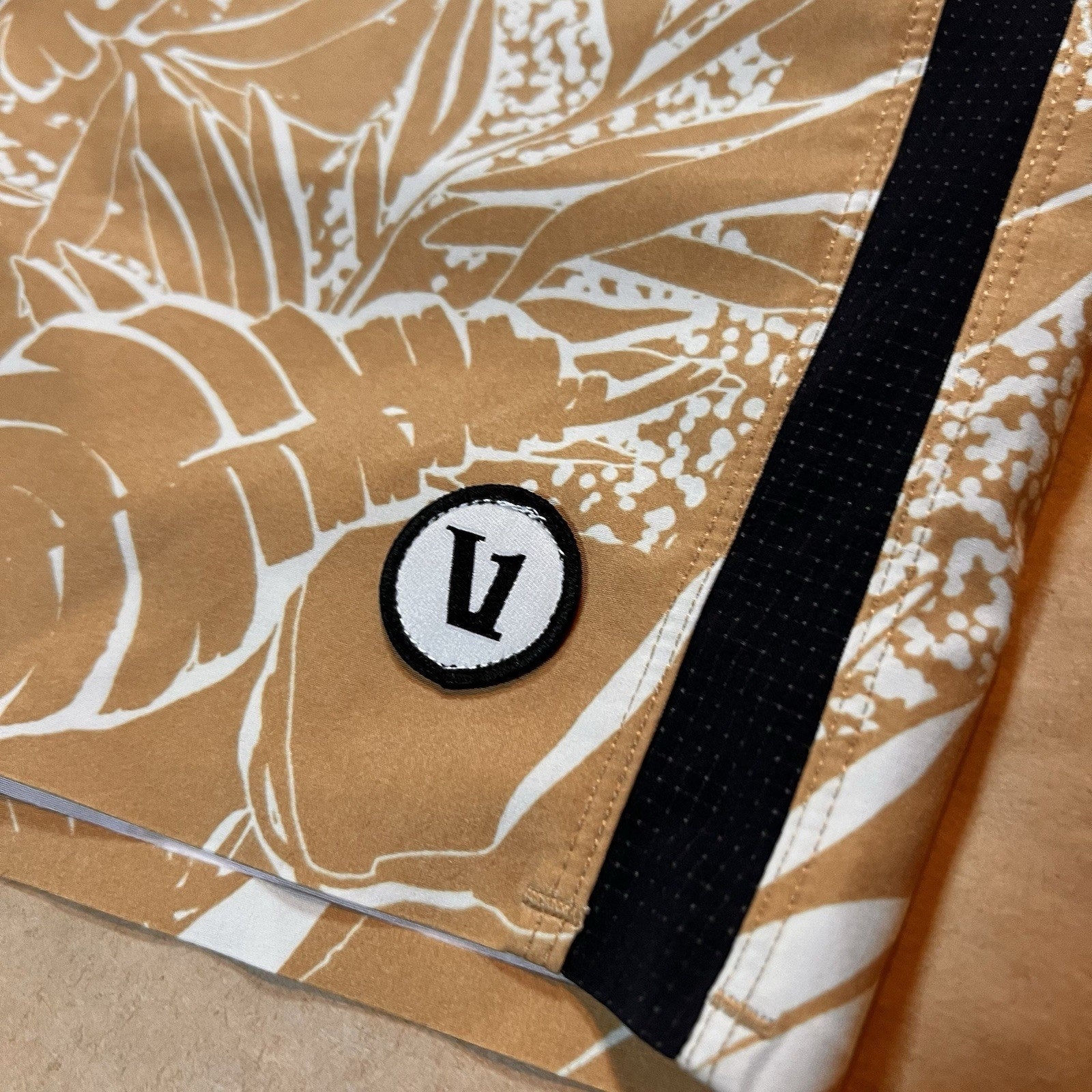 Vuori Cruise Board Shorts Mens 36 Yellow Floral Leaf Beach Boat Surf Swim Vacay