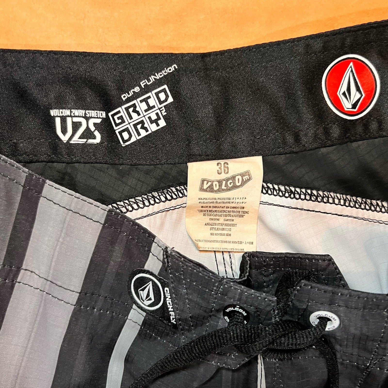 Volcom Foster Too Mod Board Shorts Size 36 Green, Red, Black