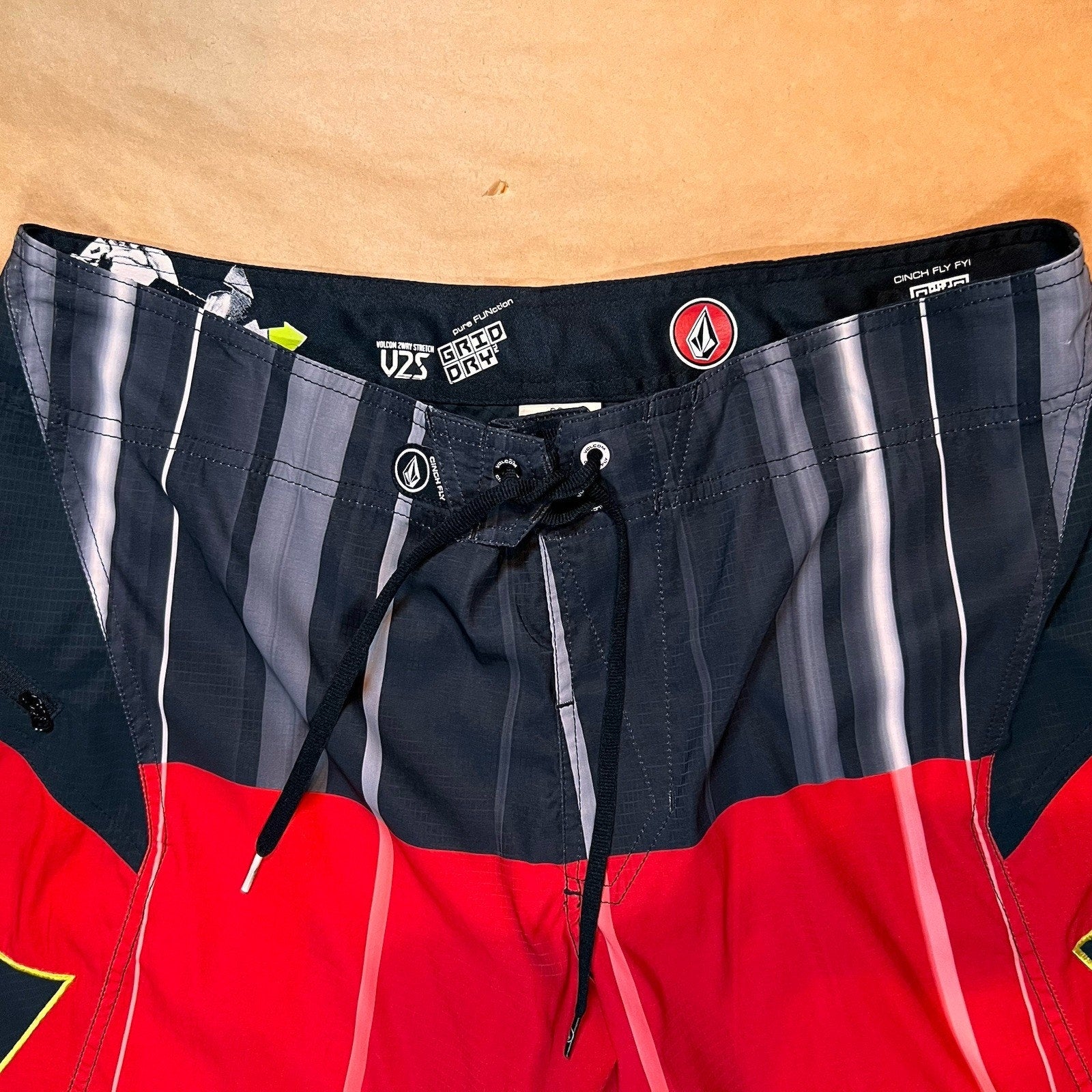 Volcom Foster Too Mod Board Shorts Size 36 Green, Red, Black